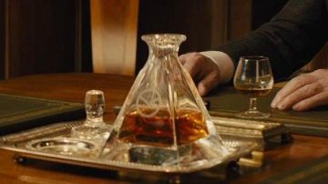 The decanter Higgs & Crick Chester King / Arthur (Michael Caine) in Kingsman : the Secret Service