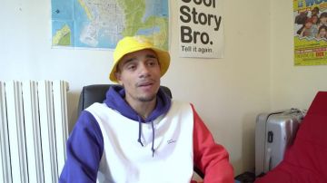 Le sweatshirt à capuche bleu banc rouge de Mister V dan sa vidéo Faire un album