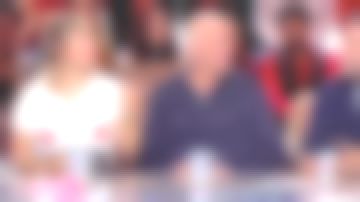 La camiseta blanca con corazones rojos en el pecho de Bérengère Krief