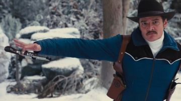 El revólver del agente Whiskey (Pedro Pascal) en Kingsman: El círculo dorado