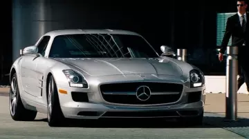 The Mercedes-Benz SLS AMG C197 2011 Carly (Rosie Huntington-Witheley) in Transformers 3 : La face cachée de La lume