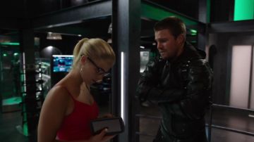 Le collier The Sleek Kitty de Felicity Smoak (Emily Bett Rickards) dans Arrow S06E01