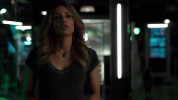 Collar de ondas de Nature with You usado por Dinah Drake (Juliana Harkavy) como se ve en Arrow S06E01