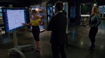 La jupe Alice + Olivia de Felicity Smoak (Emily Bett Rickards) dans Arrow S06E01