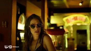 Les lunettes de soleil en forme de coeur de Darlène Alderson (Carly Chaikin) dans Mr Robot S01E10