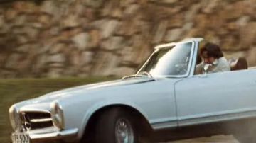 El Mercedes-Benz 280SL convertible de 1968 de Nicholas Garrigan (James McAvoy) en The Last King of Scotland