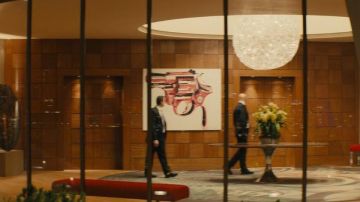 The reproduction of the painting Gun of Andy Warhol in Richmond Valentine (Samuel L. Jackson) in Kingsman : the Secret Service