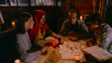 The game Dungeons & Dragons which play Giles (Anthony Stewart Head), Alex (Nicholas Brendon), Dawn (Michelle Trachtenberg) and Andrew (Tom Lenk)