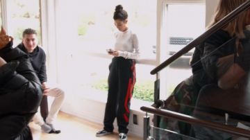 Les baskets Vans Old Skool de Kourtney Kardashian dans L'incroyable famille Kardashian S14E01