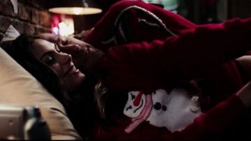 The pull-over christmas Vanessa Carlysle (Morena Baccarin) in Deadpool