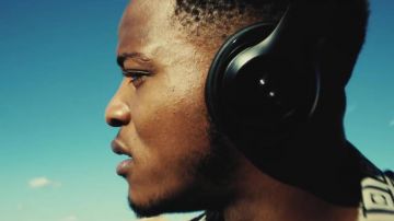 The audio headphones black-Beat by Dr DRE of Niska in her video clip Salty