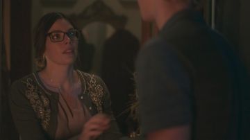 The necklace Brooklyn Designs of Geraldine Grundy (Sarah Habel) in Riverdale S02E01