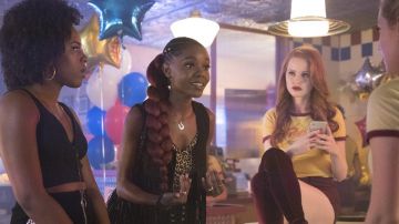 The crop top H&M leopard Josie McCoy (Ashleigh Murray) in Riverdale S02E02