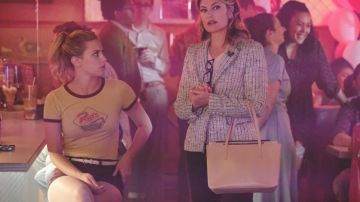 Le sac à main beige Ted Baker de Alice Cooper (Mädchen Amick) dans Riverdale S02E02