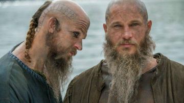 Tatuaje temporal de Floki (Gustaf Skarsgård) en Vikingos