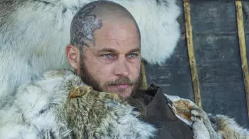 Les tatouages temporaires de Ragnar Lothbrok (Travis Fimmel) dans Vikings
