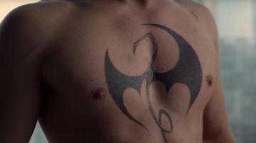 Le tatouage dra­gon de Iron Fist / Danny Rand (Finn Jones) dans Iron Fist S01E04