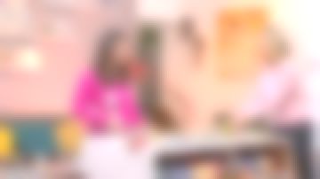 Le pull rose motif cygne de Marie Perarnau dans La maison des maternelles du 17/10/2017