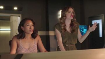 La robe barboteuse kaki Babaton de Caitlin Snow (Danielle Panabaker) dans The Flash S04E02