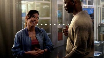 Le bomber Nwt Cloth & Stone porté par Ella Lopez (Aimee Garcia) dans Lucifer S03E01