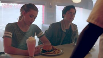 The green t-shirt Forever 21 Betty Cooper (Lili Reinhart) in Riverdale S02E02