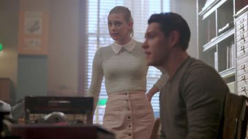 The skirt trapezoid pink H&M Betty Cooper (Lili Reinhart) in Riverdale S02E02