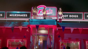 The headband cat ears BCBGMAXAZRIA of Cheryl Blossom (Madelaine Petsch) in Riverdale S02E02