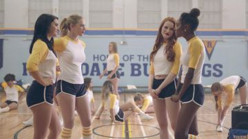 Le mini short noir American Apparel des Vixens de Cheryl Blossom (Madelaine Petsch) dans Riverdale S02E02