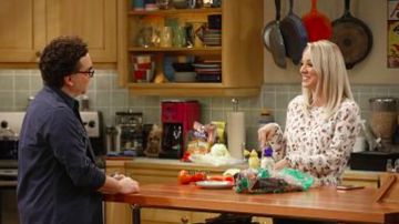 Penny's Joy Flower Top (Kaley Cuoco) en The Big Bang Theory S09E01