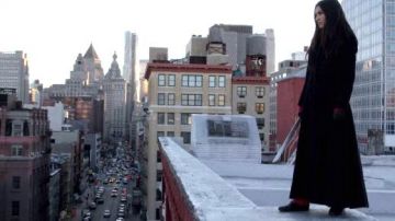 Le manteau long noir d'Elektra Natchios (Élodie Yung) dans Marvel's The Defenders