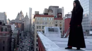 Le manteau long noir d'Elektra Natchios (Élodie Yung) dans Marvel's The Defenders