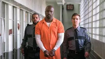 La combinaison orange de prisonnier de Luke Cage (Mike Colter) dans Marvel's The Defenders S01E01
