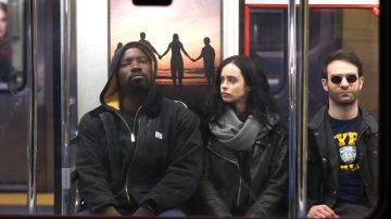 L'écharpe grise de Jessica Jones (Krysten Ritter) dans Marvel's The Defenders