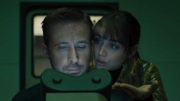 The jacket transparent yellow Joi (Ana de Armas) in Blade Runner 2049