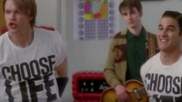 Le t-shirt "Choose Life" de Sam Evans (Chord Overstreet) et de Blaine Anderson (Darren Criss) dans Glee S04E17