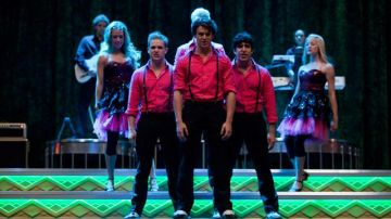 La chemise de Jesse st James (Jonathan Groff) et des "Vocal Adrenaline" dans Glee S01E22