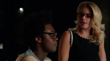 Le crop top Sandro de Felicity Smoak (Emily Bett Rickards) dans Arrow S06E02