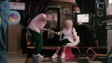 La Nike Cortez blanca de Macklemore en su video musical Glorious (feat. Skylar Gris)