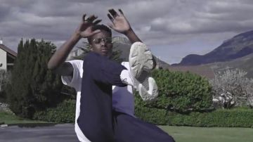 La paire de Reebok Instapump Fury OG CC Blanc dans le clip Top Album de Mister V