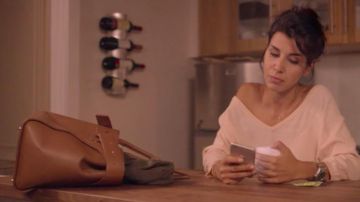 Le pull à encolure plongeante de Juliette (Reem Kherici) dans Jour J