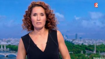 The black dress stitching of Marie-Sophie Lacarrau in The journal de 13H de France 2, 01/10/2017