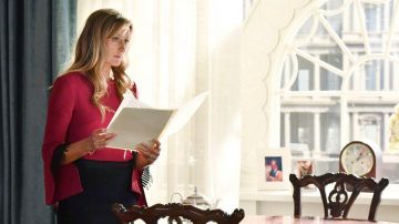 El top rosa Roland Mouret de Alex Kirkman (Natascha McElhone) en Designated Survivor