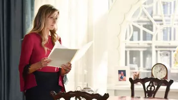 Le top rose Roland Mouret de Alex Kirkman (Natascha McElhone) dans Designated Survivor