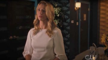 El top blanco Tibi de Petra Solano (Yael Grobglas) en Jane The Virgin S04E02