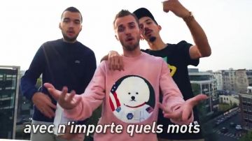 Le pull rose de Squeezie dans le Freestyle du Dico (feat. Bigflo et Oli)