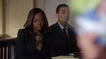 Le blazer noir Escada de Annalise Keating (Viola Davis) dans Cómo salirse con la suya con el asesinato S04E03