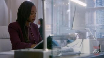 La veste Bordeaux "Suria" Ted Baker de Michaela Pratt (Aja Naomi King) dans Cómo salirse con la suya con el asesinato S04E03