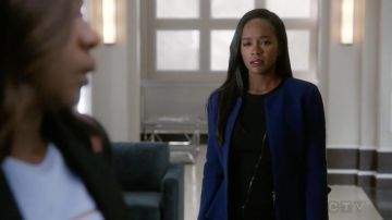 La veste bleue Armani Collezioni de Michaela Pratt (Aja Naomi King) dans Cómo salirse con la suya con el asesinato S04E04