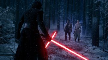 La réplique du sabre laser de Kylo Ren (Adam Driver) dans Star Wars, épisode VII : Le rével de la force