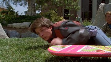 La réplica del Hoverboard Mattel de Marty McFly (Michael J. Fox) en Back to the Future II